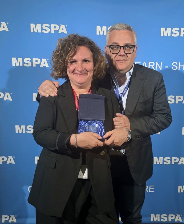 Fabrizio Checchi e Monica Luciani con il premio MSPA Europe & Africa